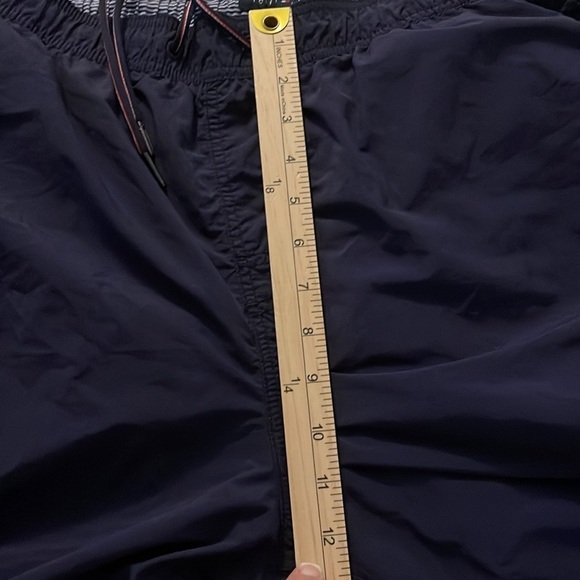 Men’s Tommy Hilfiger swim trunks men’s sz XL Navy blue 3 pockets, 1‎ pocket tear - Picture 12 of 12